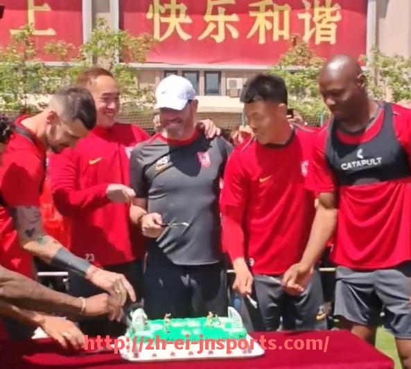 JN江南体育-世俱杯比赛战术分析：经典对局中的攻防博弈